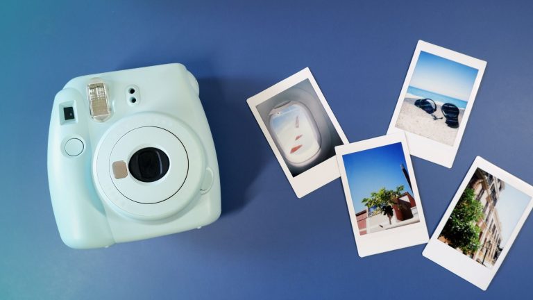 Polaroid fotoaparat se vraća u modu – Zašto svi ponovo vole instant fotografije